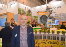 Jeroen Hovens (Koppert Biological Systems) Koppert offers the AirBug. It's is used in greenhouses to spread their biological 'fighters'.